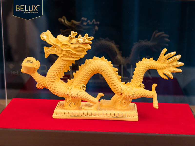 Tượng Rồng cầm ngọc vàng cát 16x3x9cm